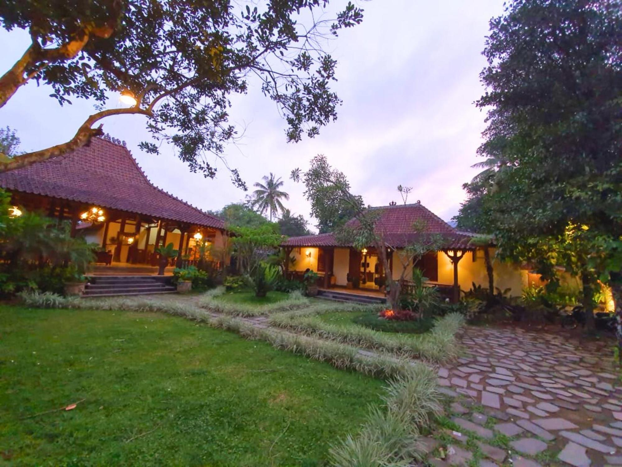 Ndalem Nitihardjan Hotel Magelang Exterior photo